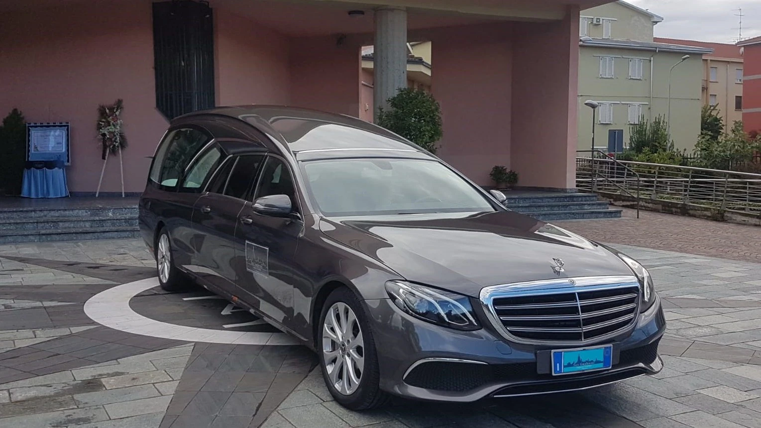 Carro funebre moderno per trasporto internazionale